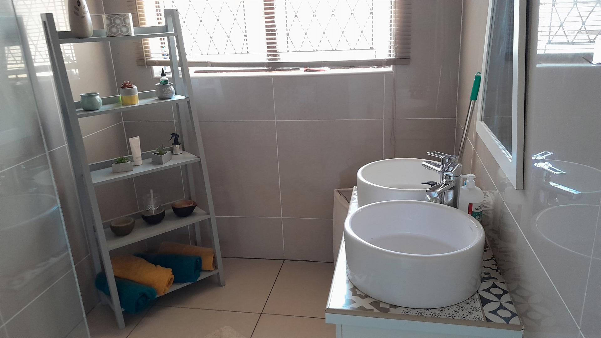 Bathroom 1 - 11 square meters of property in Yellowwood Park 