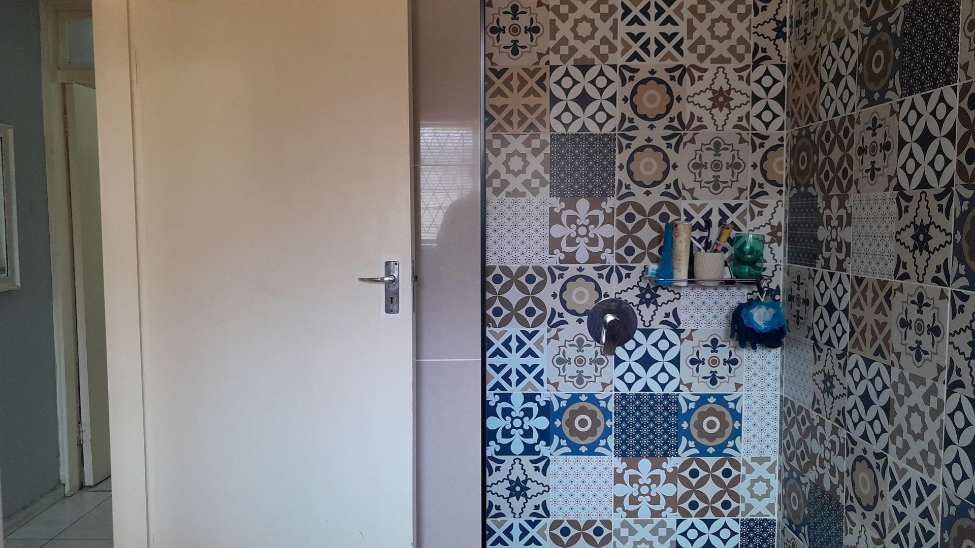 Bathroom 1 - 11 square meters of property in Yellowwood Park 