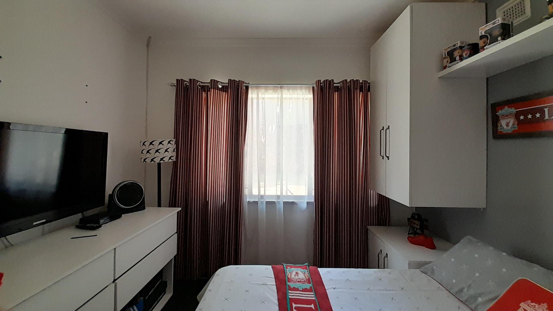 Bed Room 1 - 13 square meters of property in Yellowwood Park 