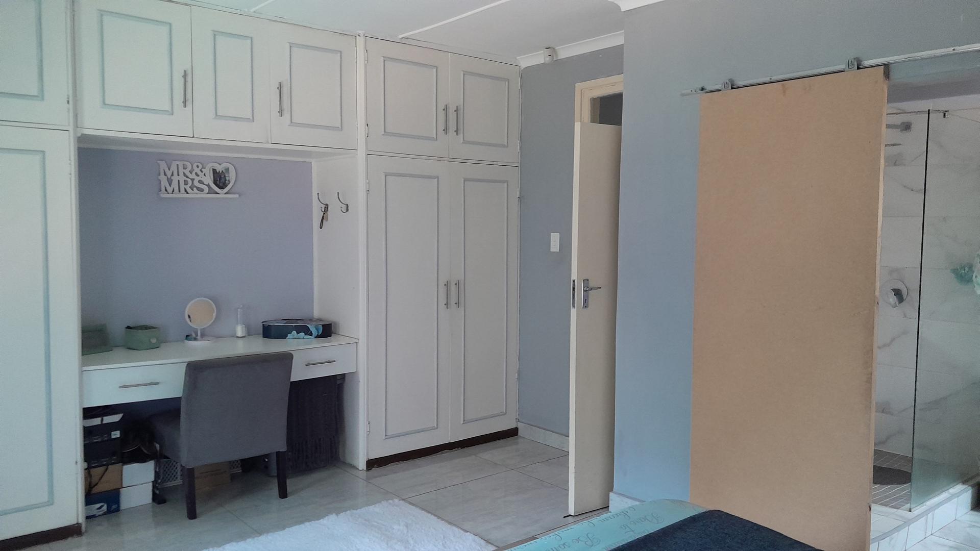 Main Bedroom - 47 square meters of property in Yellowwood Park 