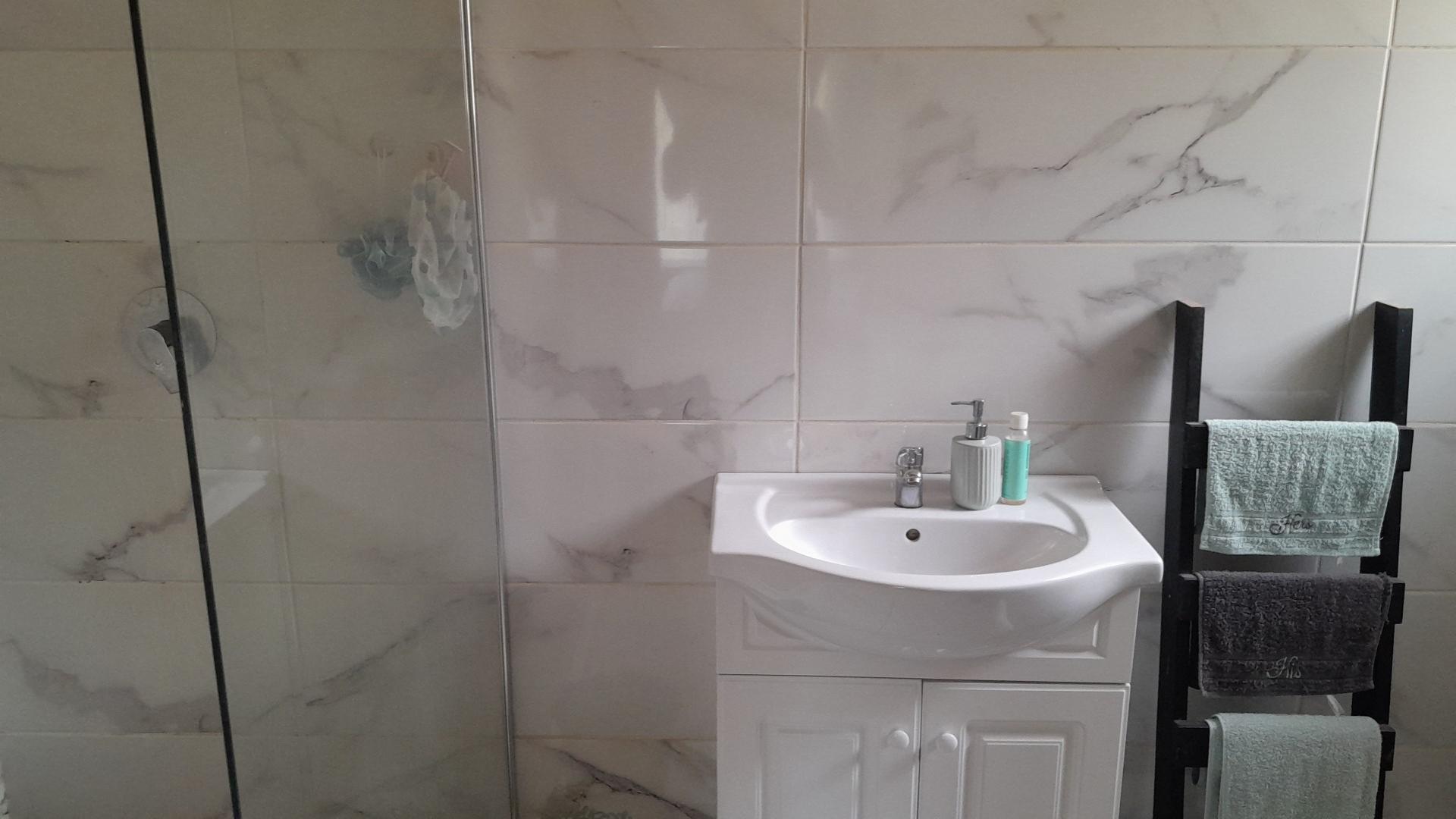 Main Bathroom - 4 square meters of property in Yellowwood Park 