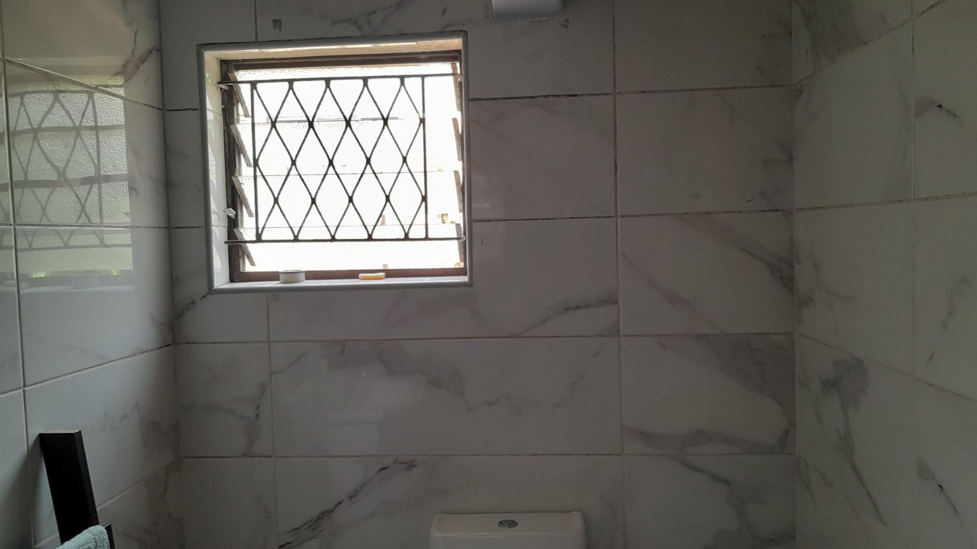Main Bathroom - 4 square meters of property in Yellowwood Park 