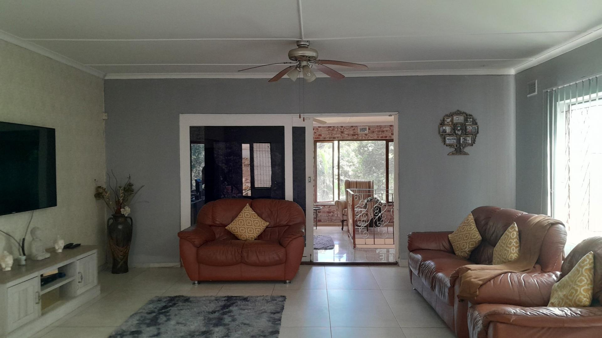 Lounges - 39 square meters of property in Yellowwood Park 