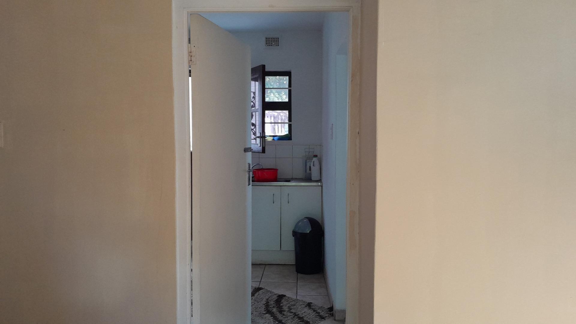 Lounges - 39 square meters of property in Yellowwood Park 