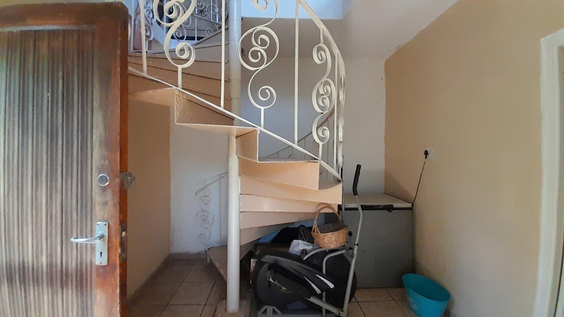 Lounges - 39 square meters of property in Yellowwood Park 