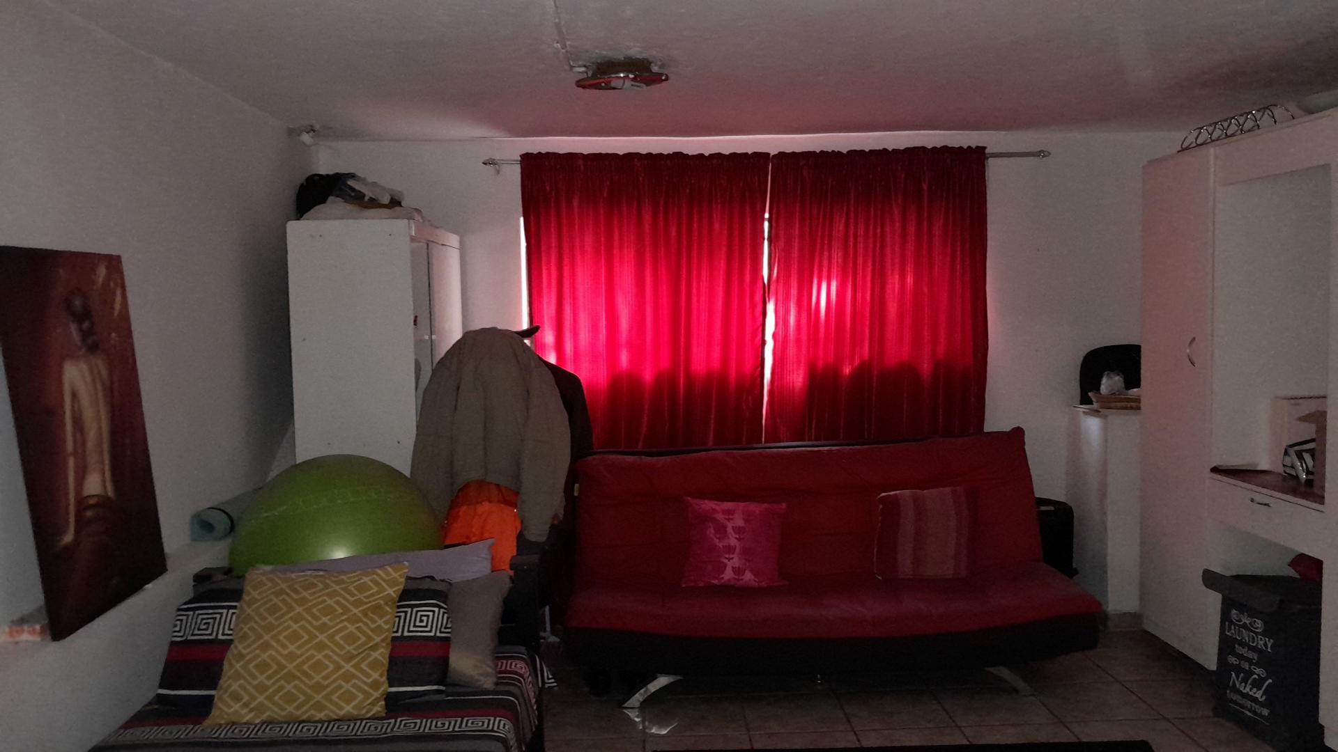 Main Bedroom - 47 square meters of property in Yellowwood Park 