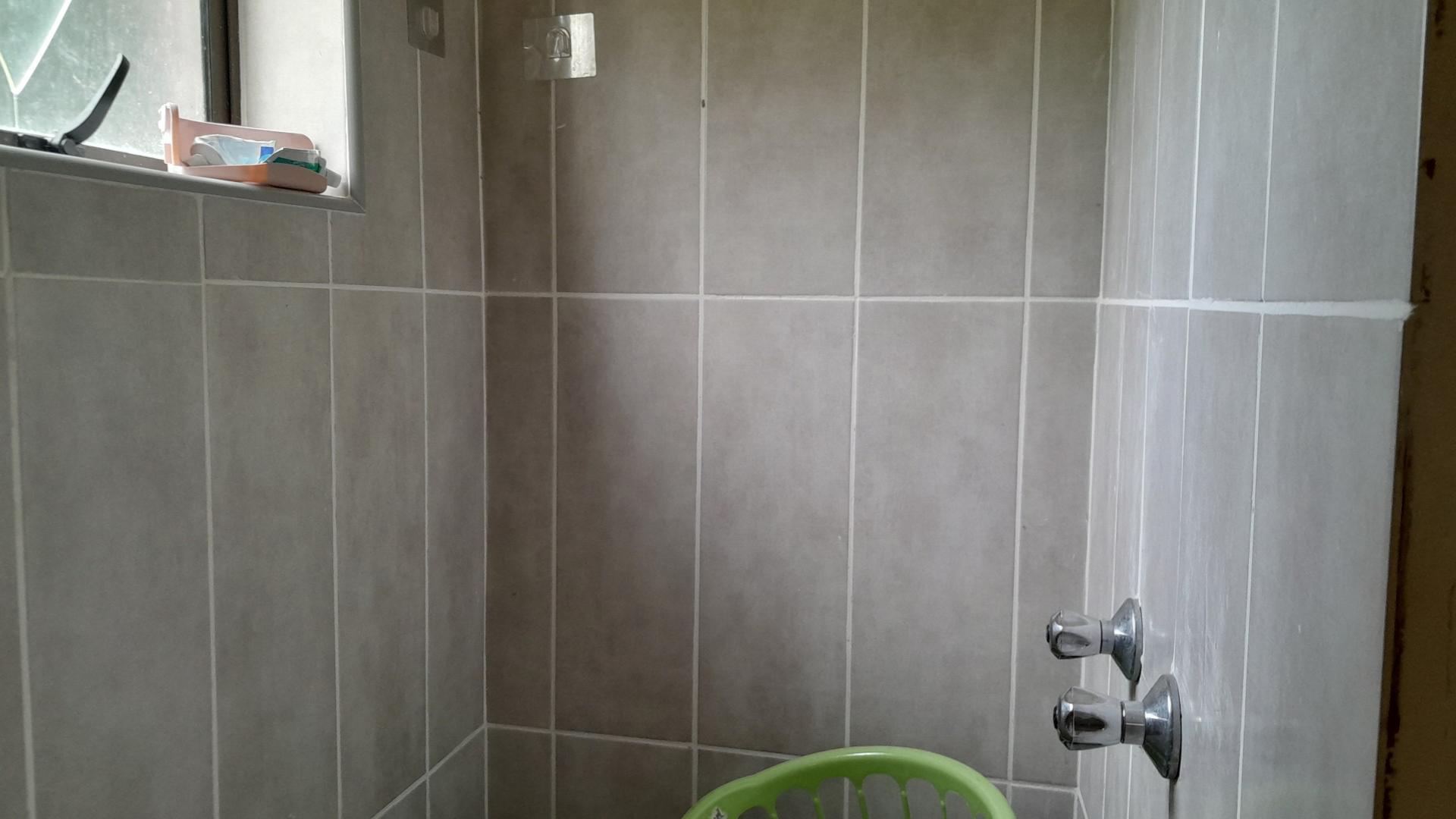 Bathroom 1 - 11 square meters of property in Yellowwood Park 