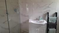 Main Bathroom - 4 square meters of property in Yellowwood Park 