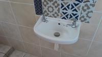 Bathroom 1 - 11 square meters of property in Yellowwood Park 