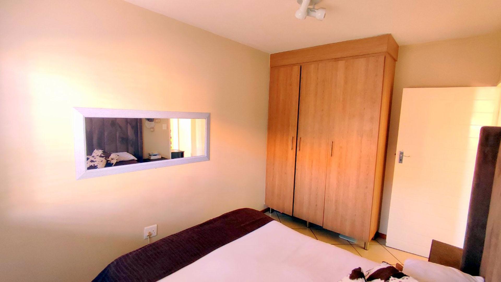 Main Bedroom - 12 square meters of property in Monavoni