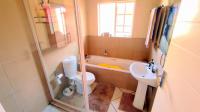 Bathroom 1 - 7 square meters of property in Monavoni