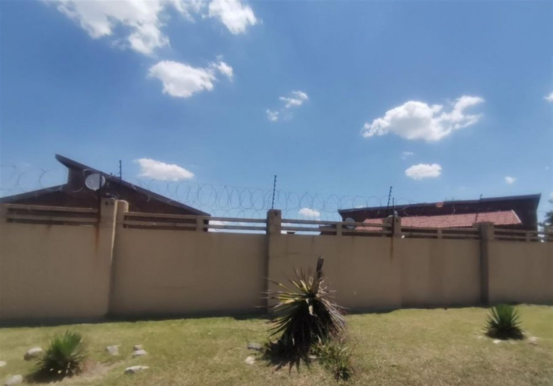 Front View of property in Waterval East