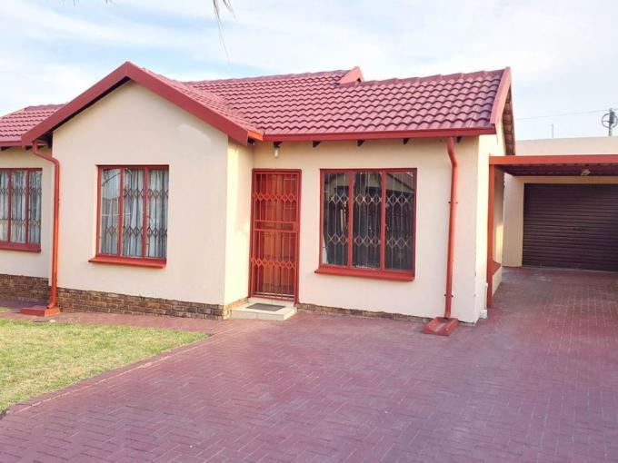 2 Bedroom House for Sale For Sale in Olievenhoutbos - MR550216