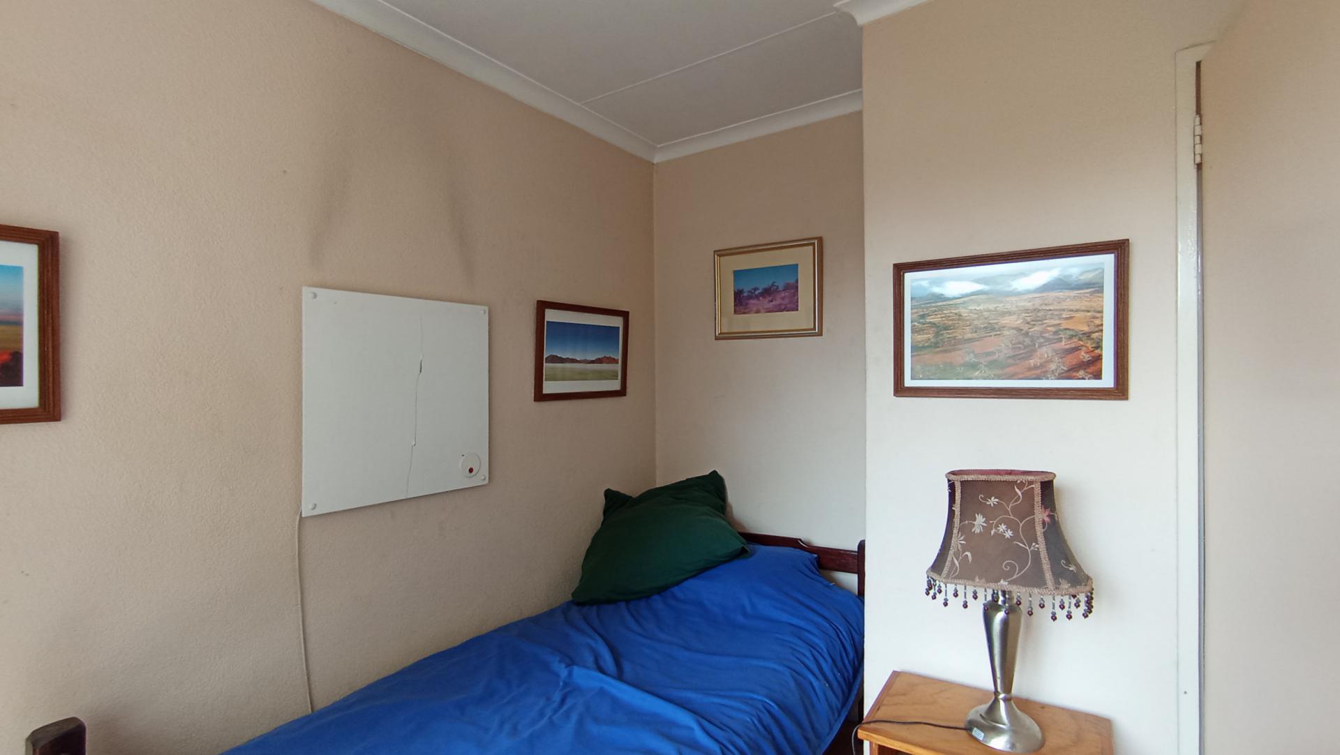 Bed Room 1 - 10 square meters of property in Bloubosrand