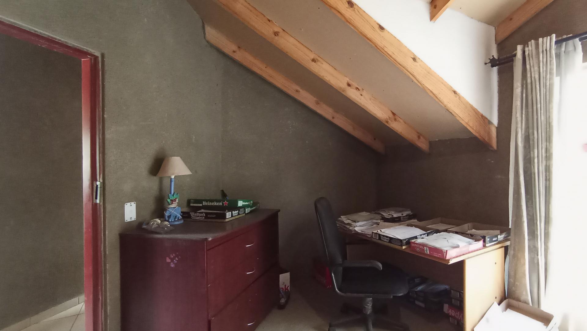 Bed Room 4 - 14 square meters of property in Bloubosrand