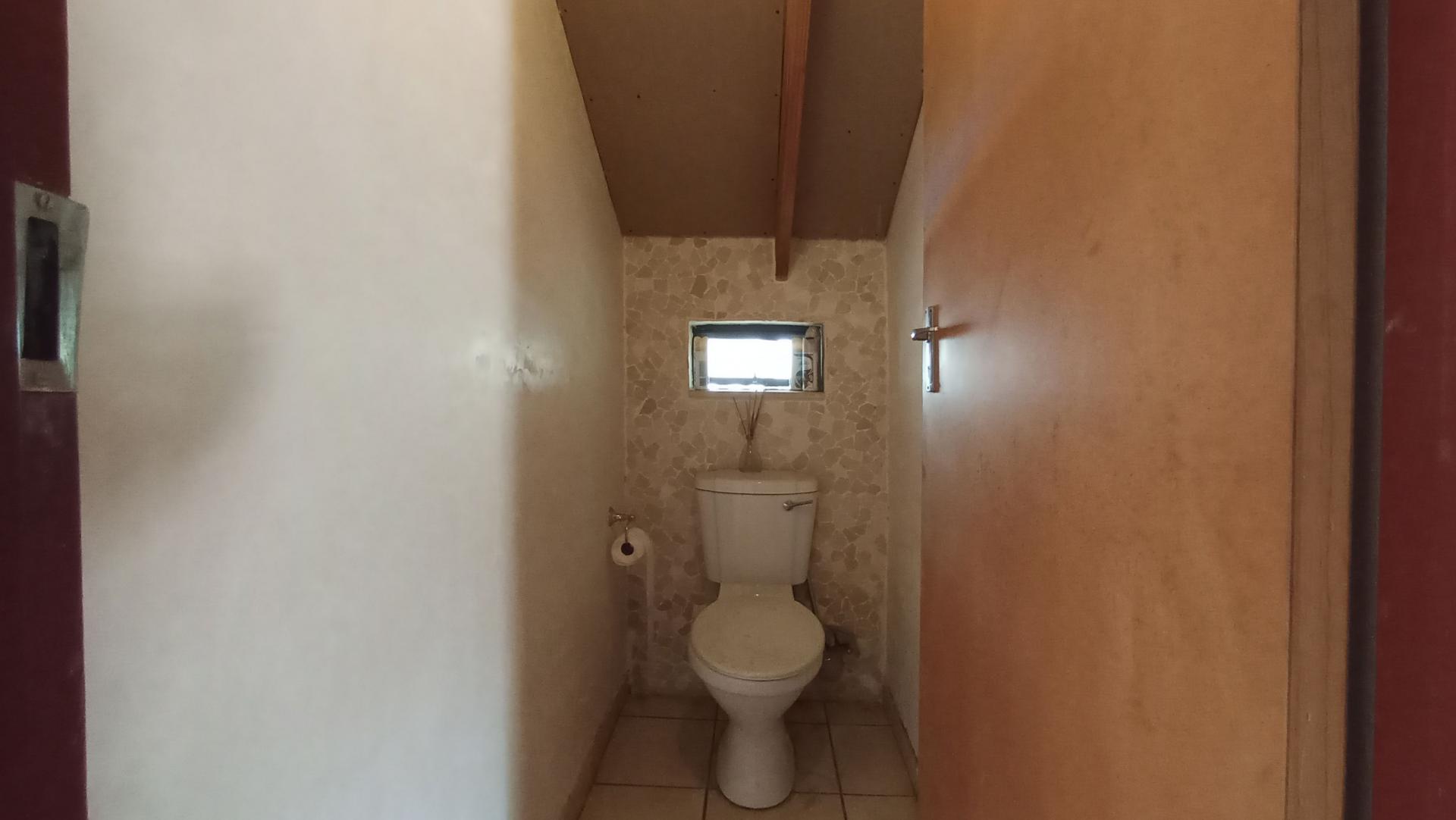 Bathroom 3+ - 9 square meters of property in Bloubosrand