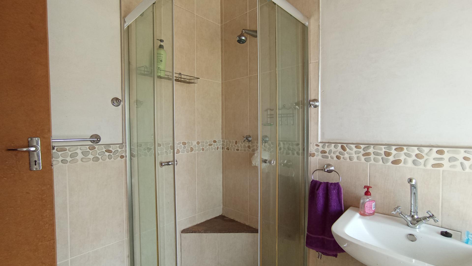 Bathroom 3+ - 9 square meters of property in Bloubosrand