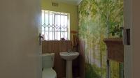 Bathroom 1 - 5 square meters of property in Bloubosrand