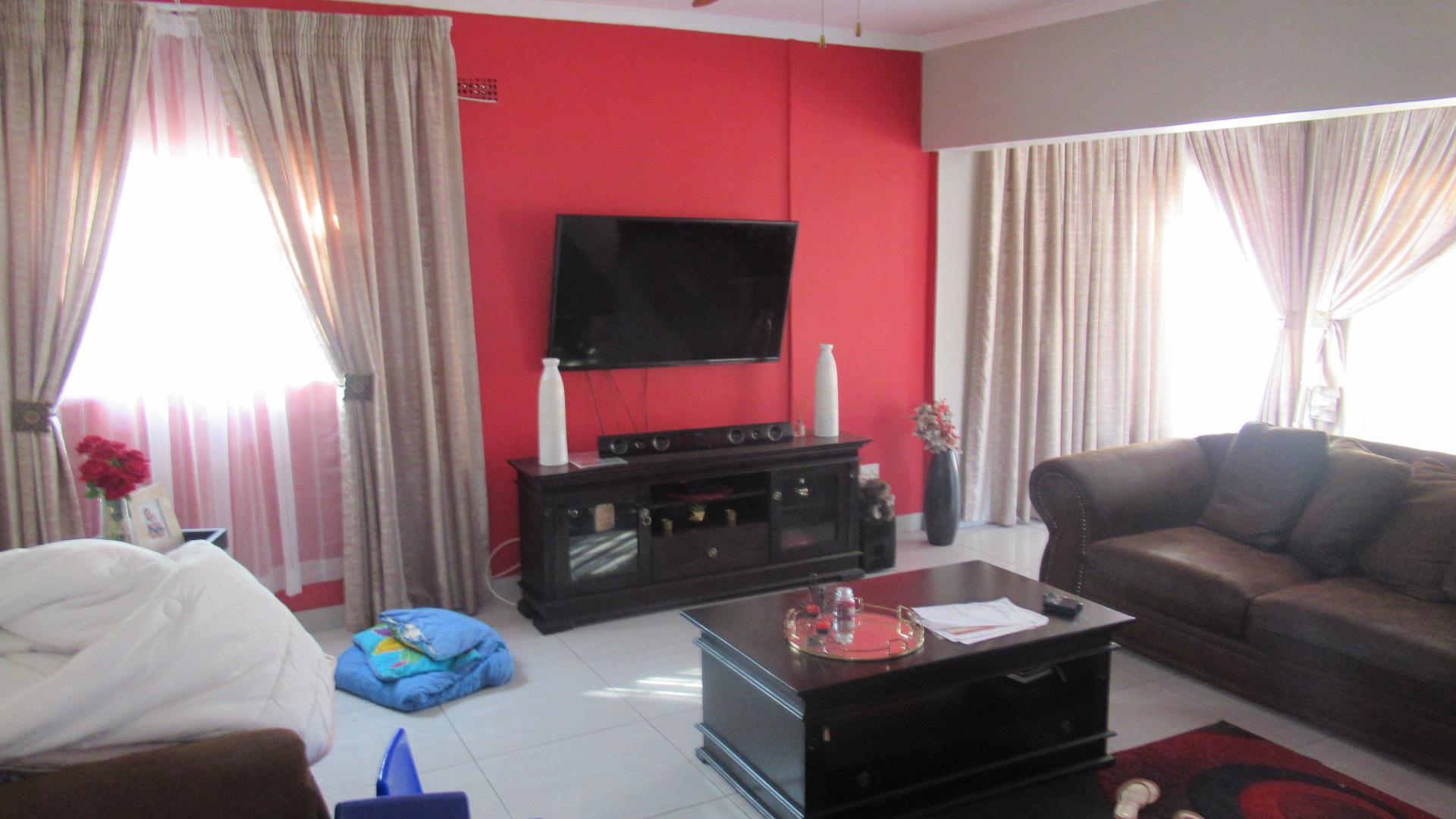 Lounges - 25 square meters of property in Vanderbijlpark