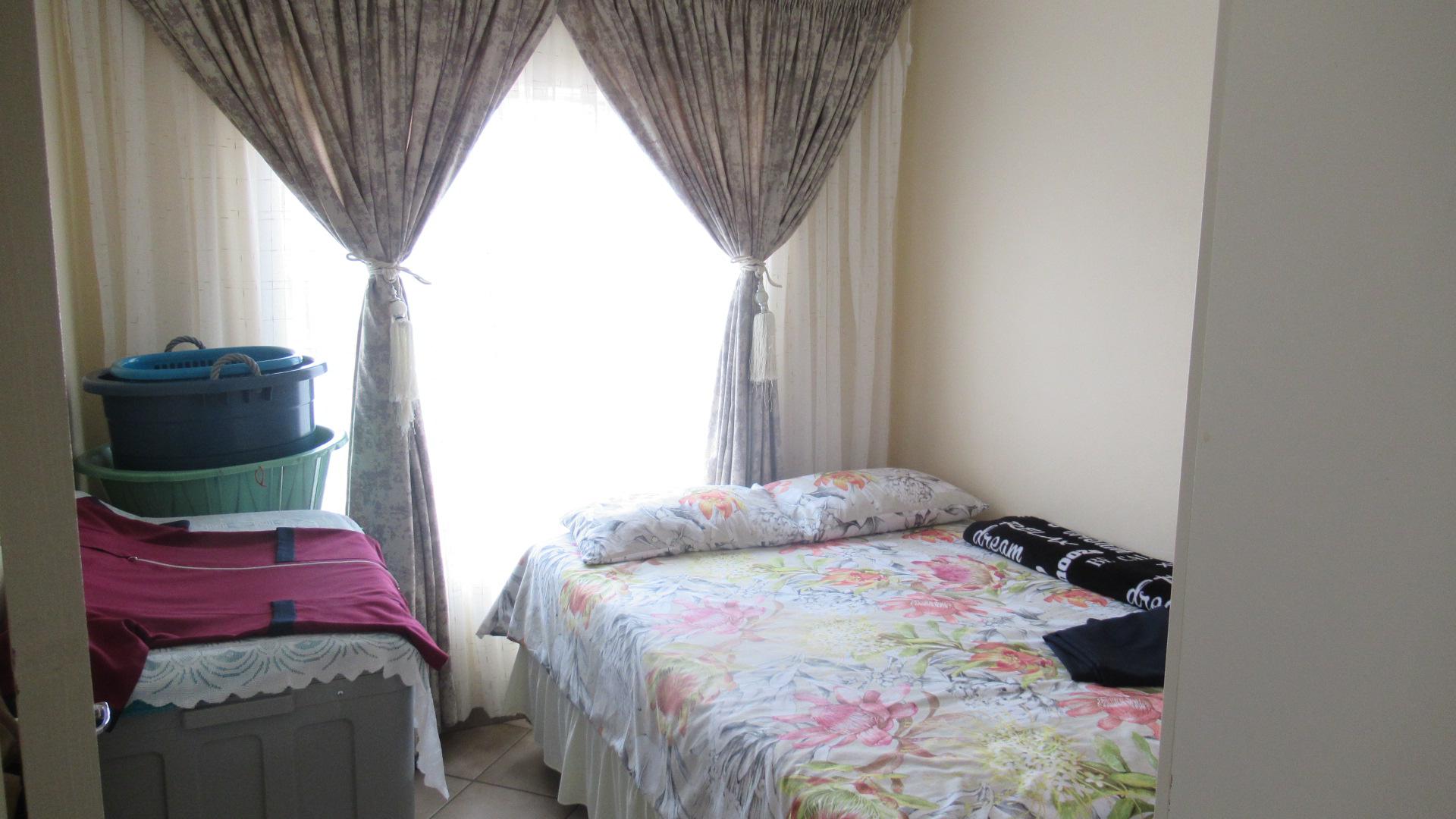 Bed Room 2 - 9 square meters of property in Randfontein