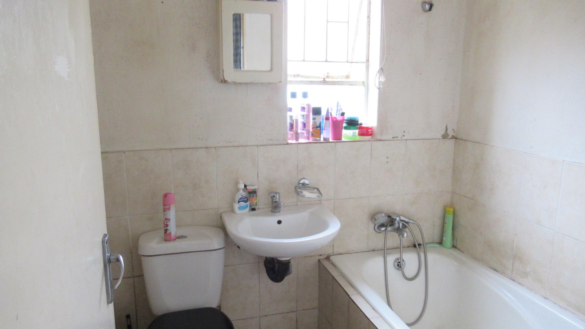 Bathroom 1 - 3 square meters of property in Vanderbijlpark