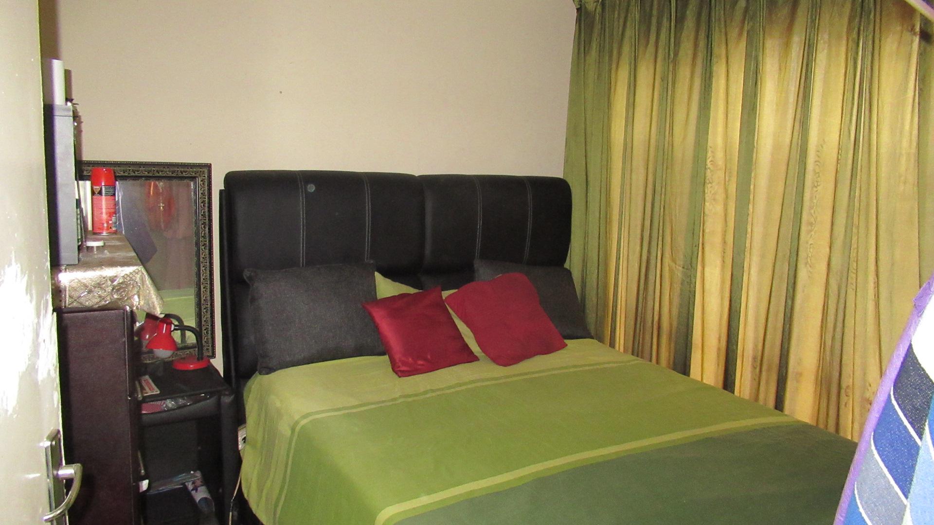 Bed Room 1 - 8 square meters of property in Vanderbijlpark