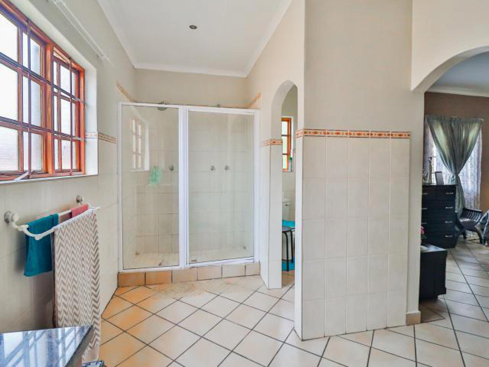 Main Bathroom of property in White River