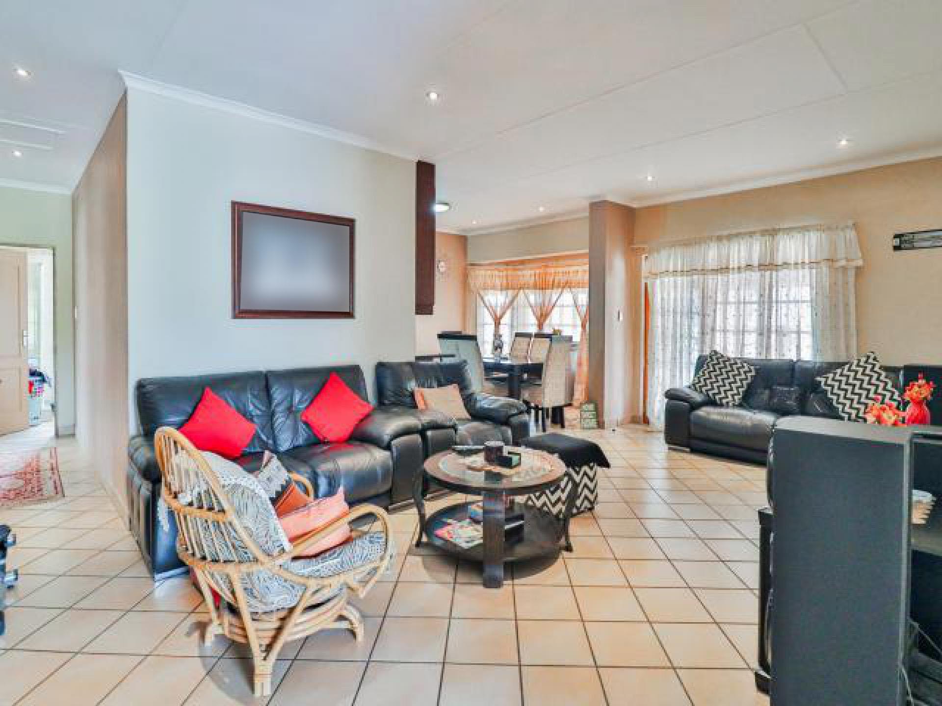 Lounges of property in White River