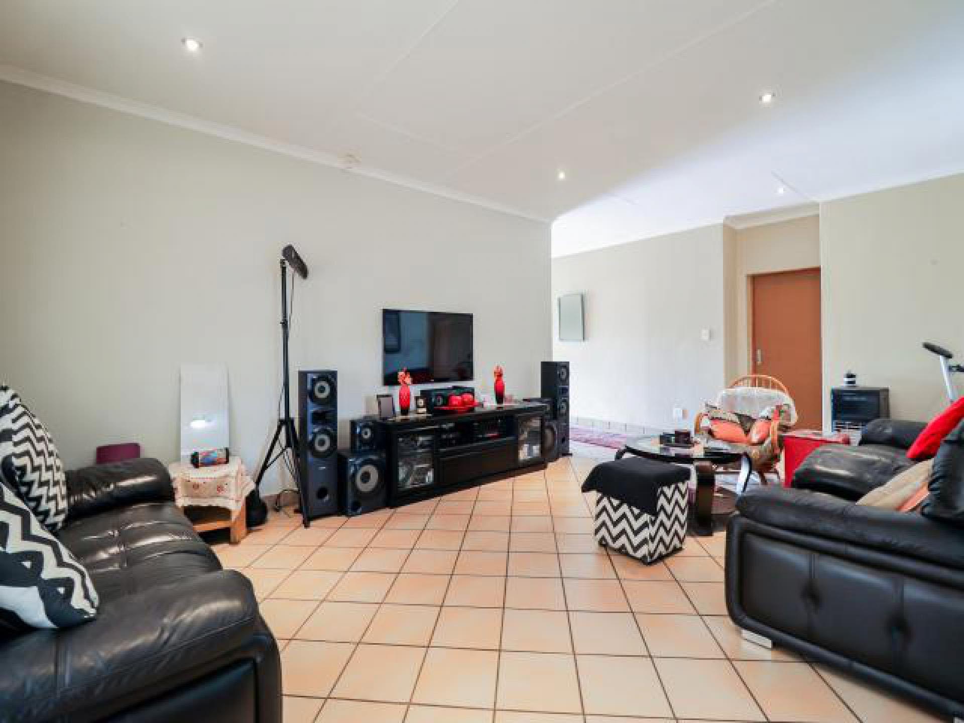 Lounges of property in White River