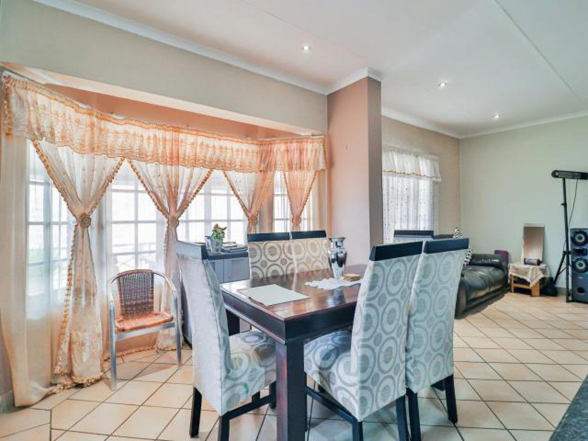 Dining Room of property in White River