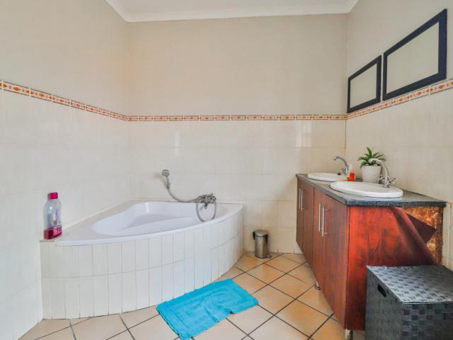 Main Bathroom of property in White River