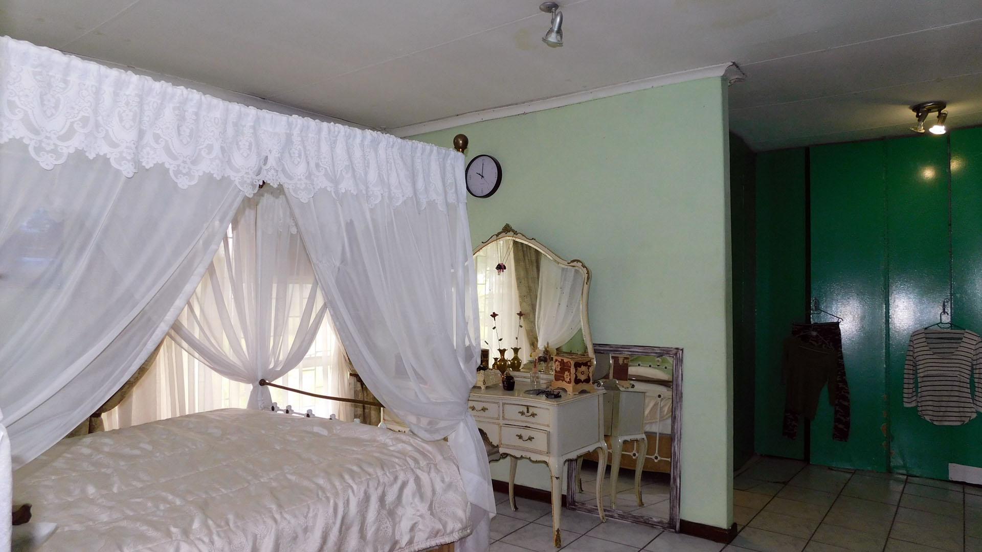 Main Bedroom - 30 square meters of property in Rustenburg