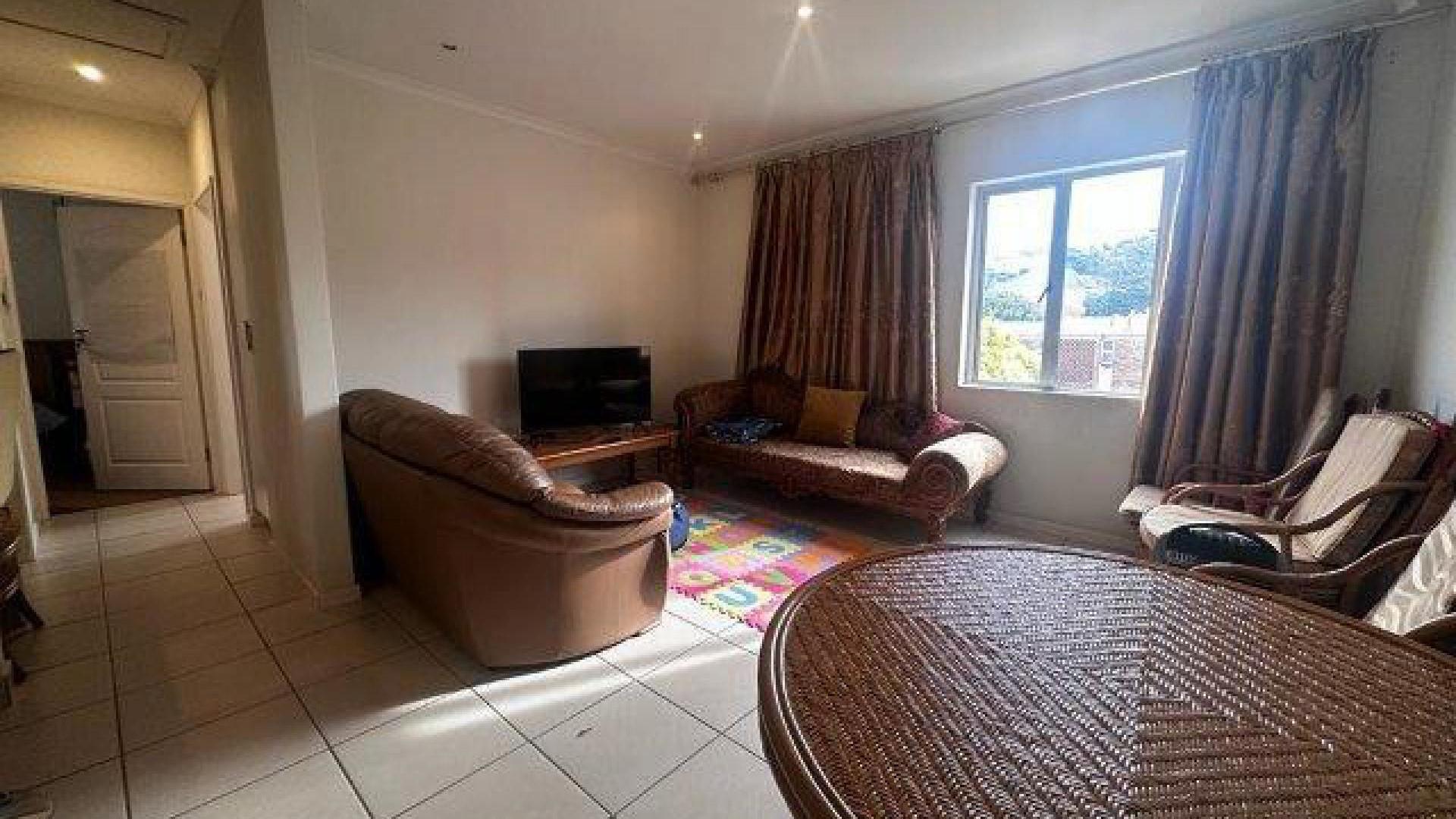 Lounges - 19 square meters of property in Essenwood