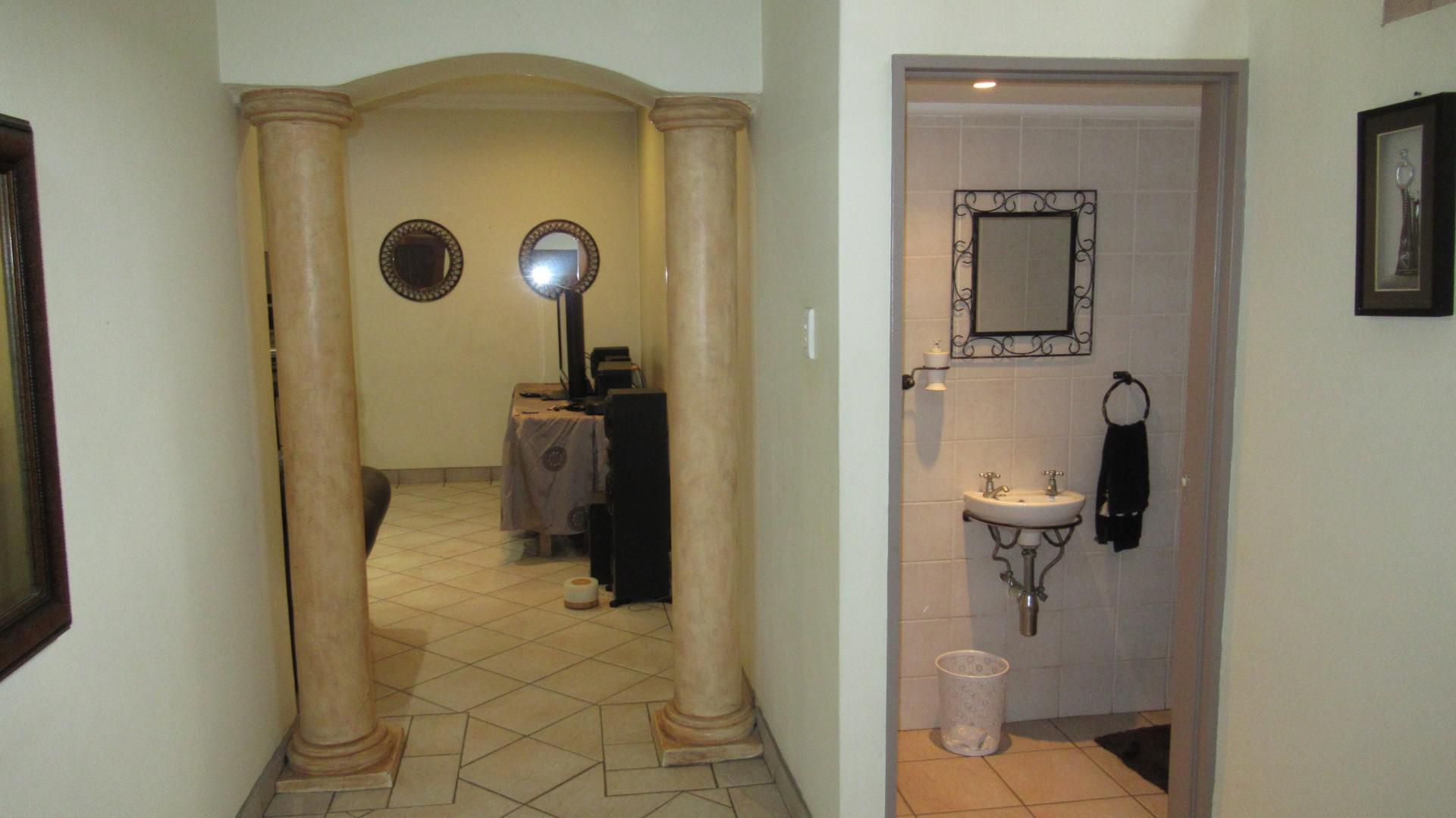 Rooms - 14 square meters of property in Van Riebeeckpark