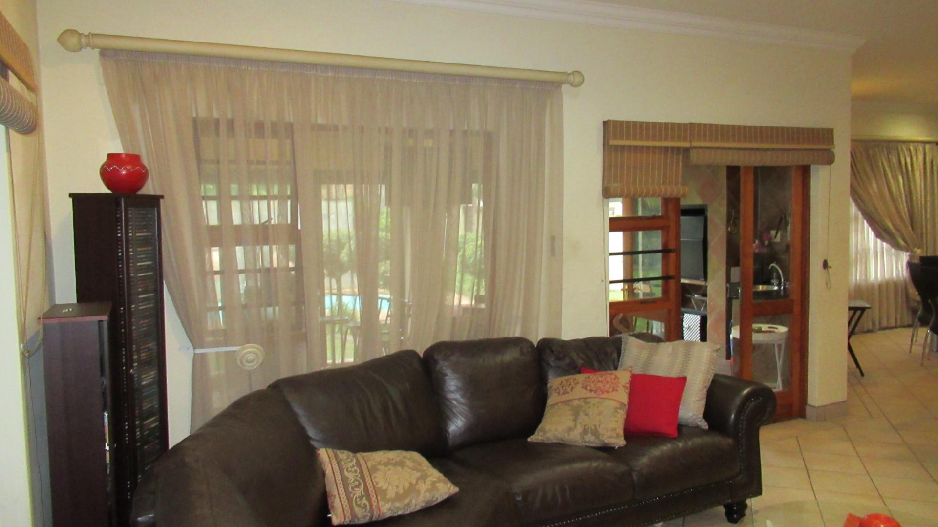 Lounges - 24 square meters of property in Van Riebeeckpark