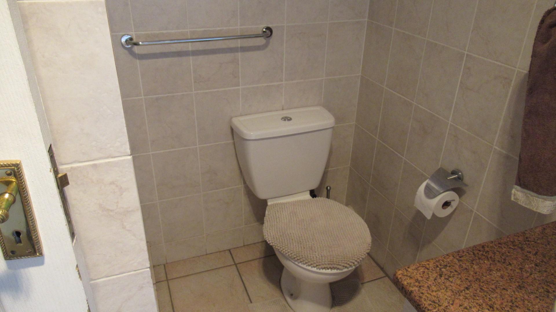 Bathroom 1 - 7 square meters of property in Van Riebeeckpark