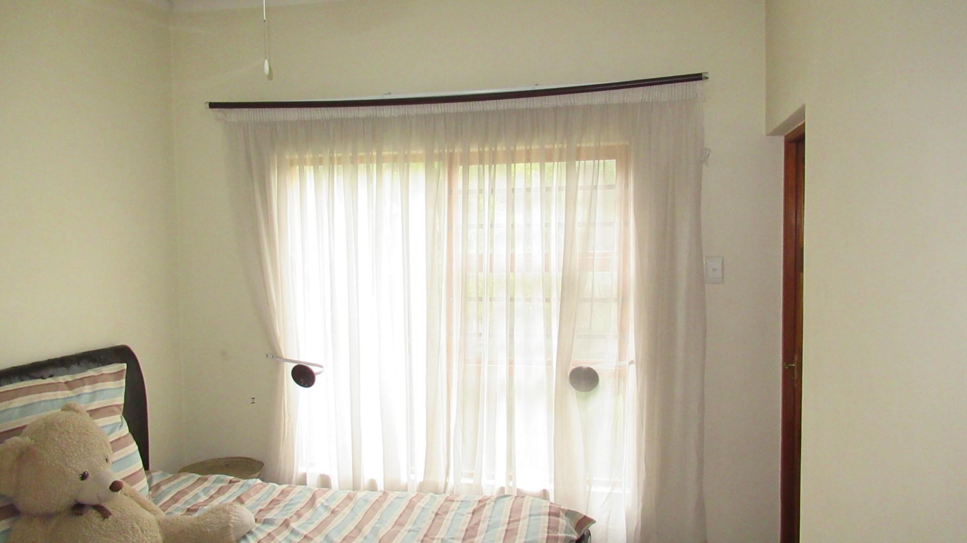 Bed Room 1 - 13 square meters of property in Van Riebeeckpark