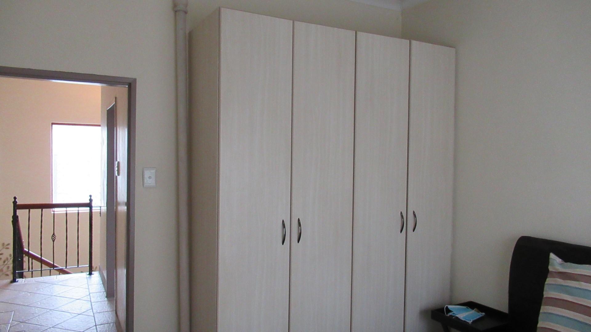 Bed Room 1 - 13 square meters of property in Van Riebeeckpark