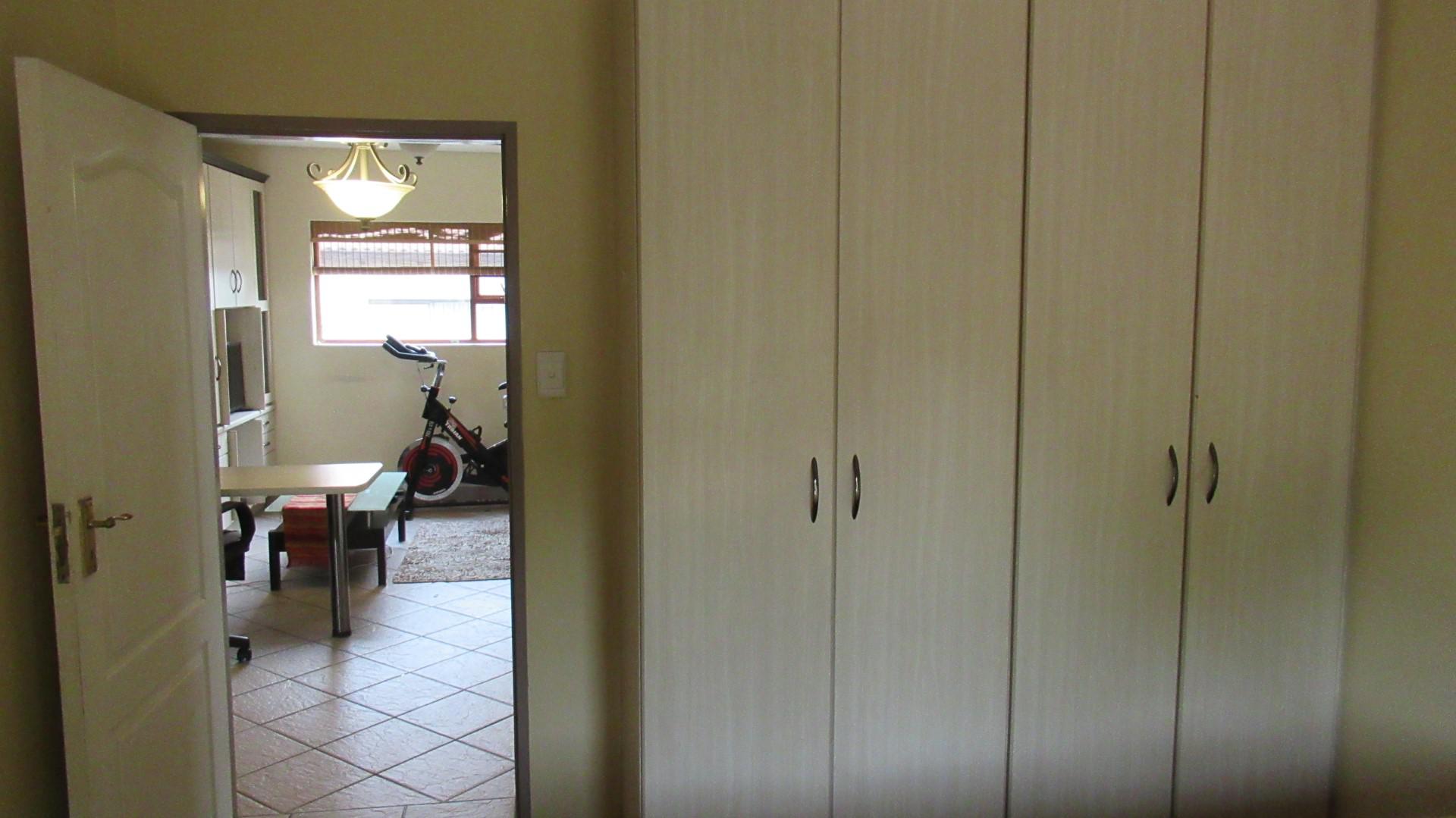 Bed Room 2 - 14 square meters of property in Van Riebeeckpark