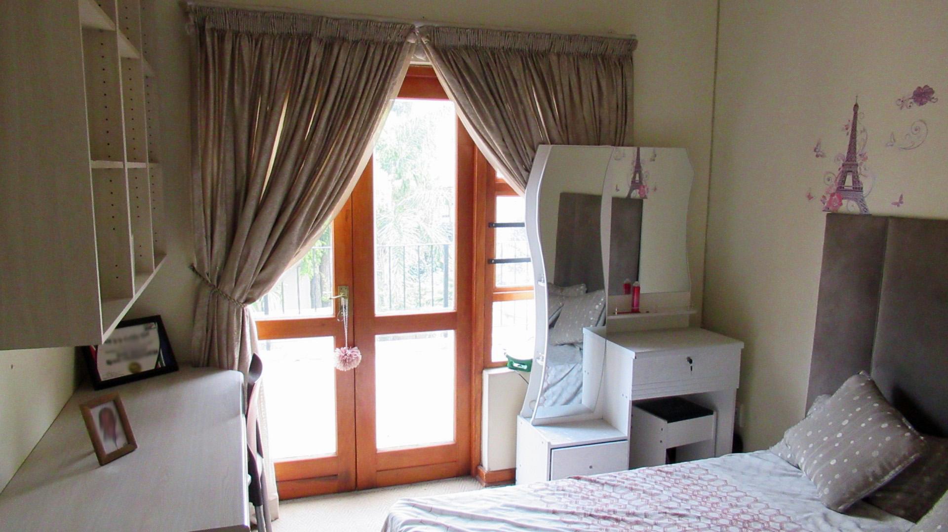 Bed Room 3 - 14 square meters of property in Van Riebeeckpark