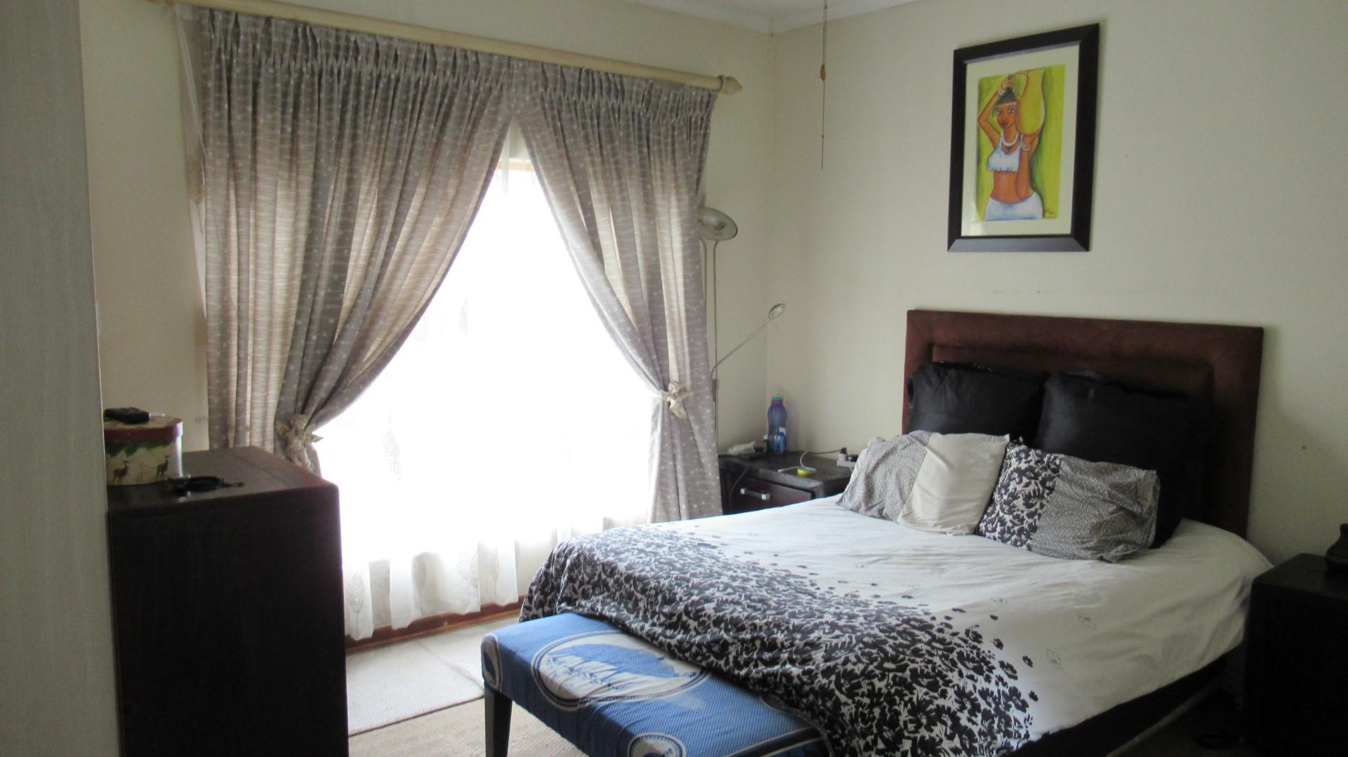 Main Bedroom - 31 square meters of property in Van Riebeeckpark