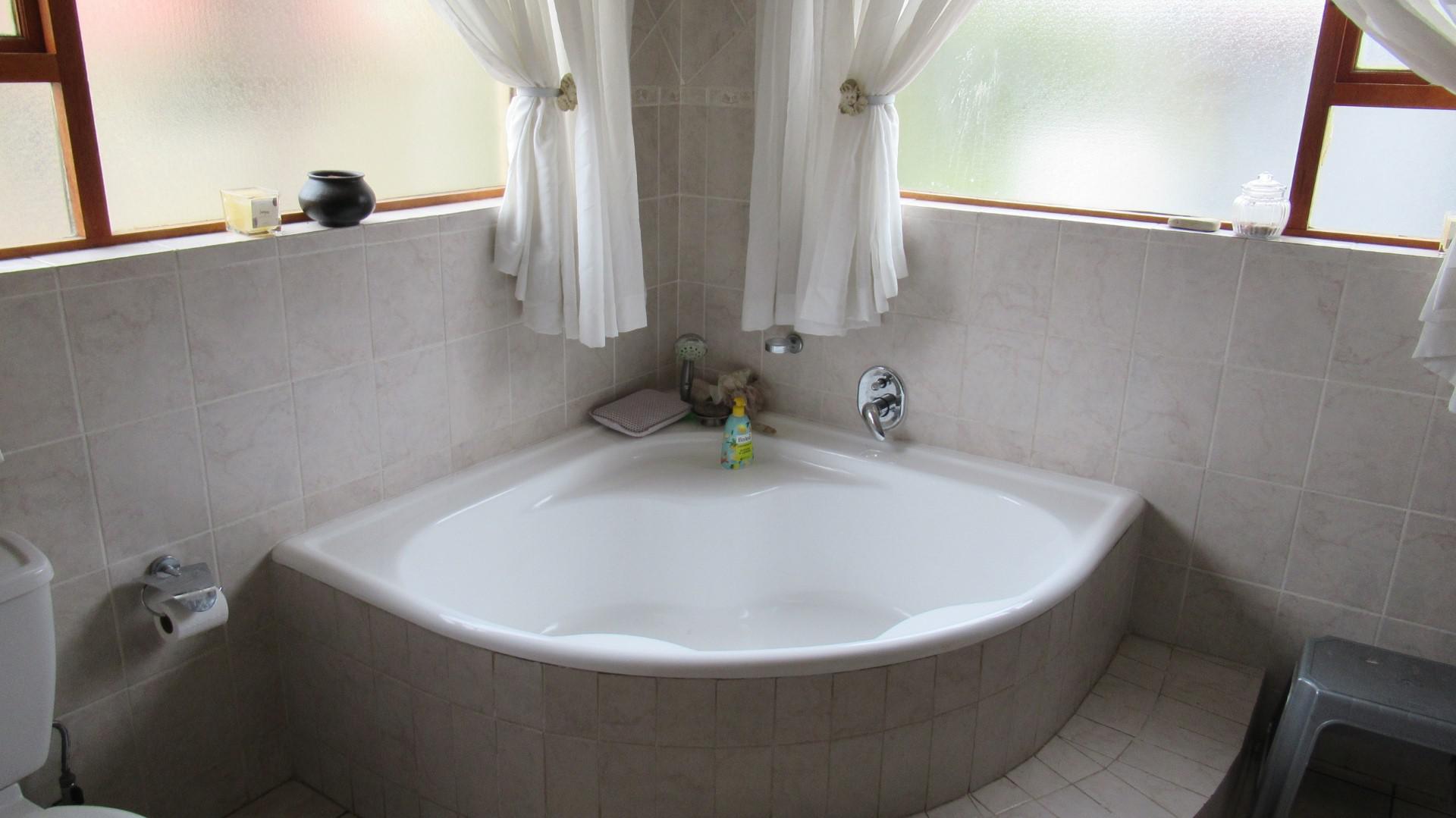 Main Bathroom - 11 square meters of property in Van Riebeeckpark