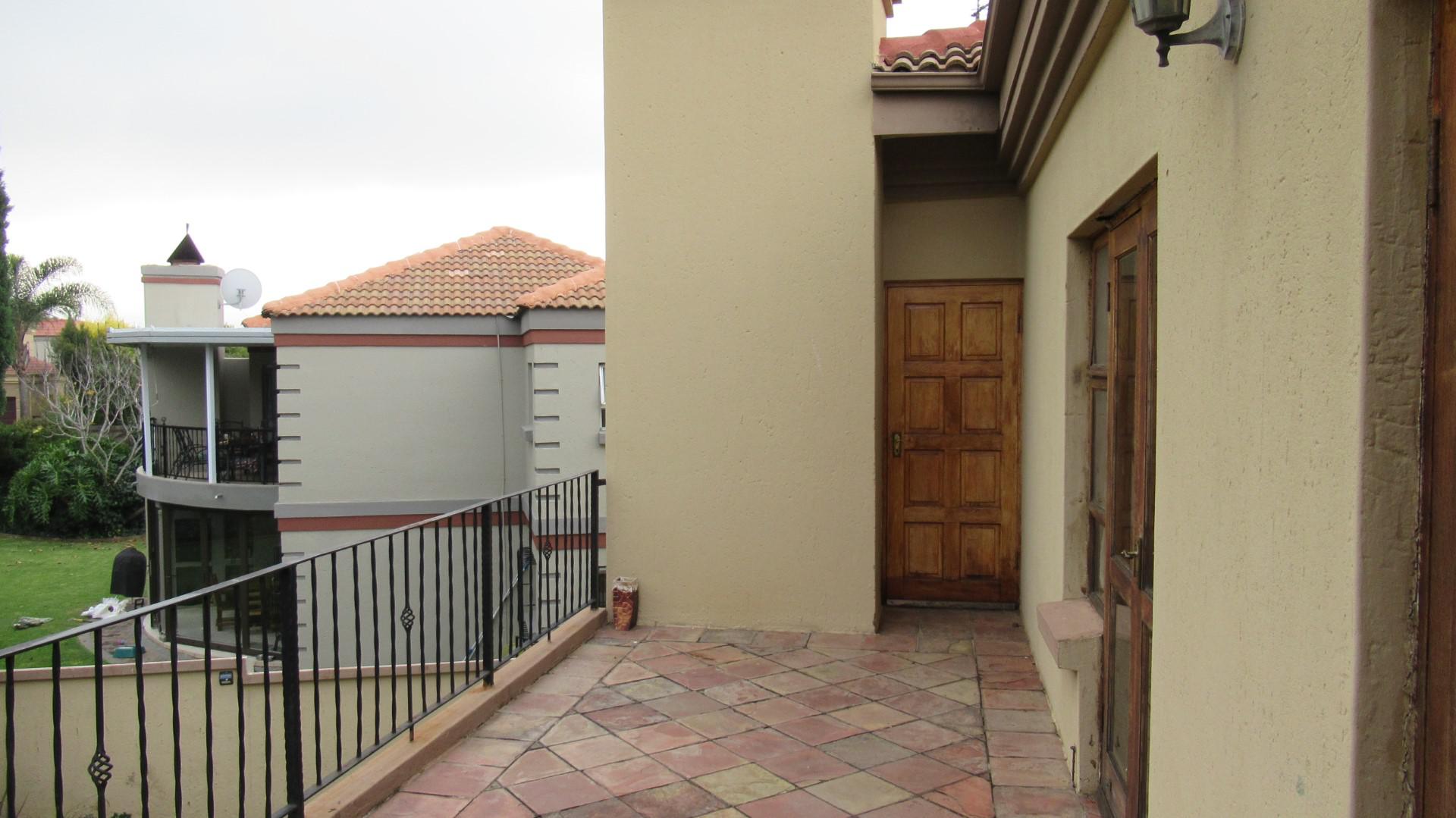 Balcony - 22 square meters of property in Van Riebeeckpark