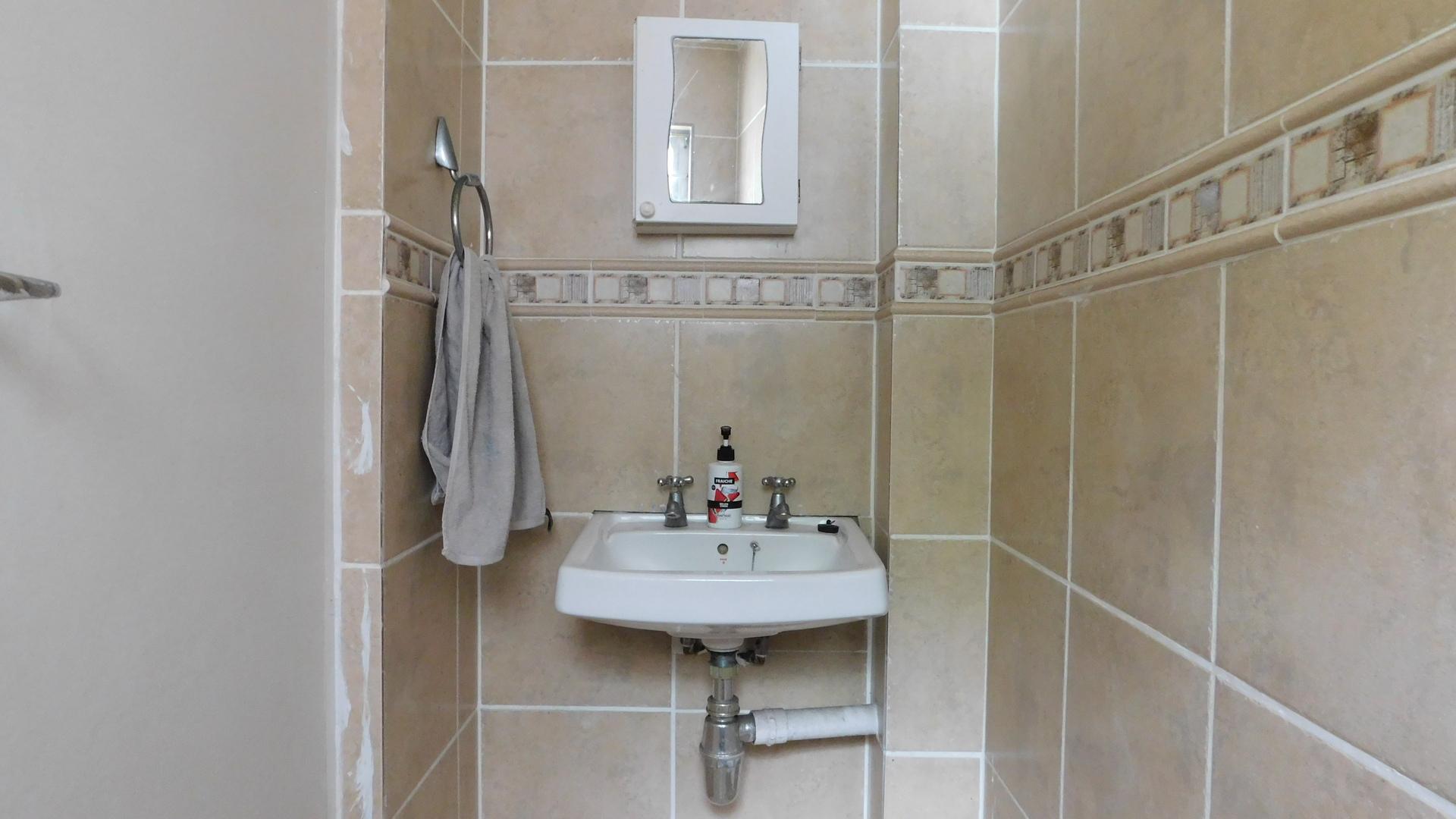 Guest Toilet - 2 square meters of property in Amanzimtoti 
