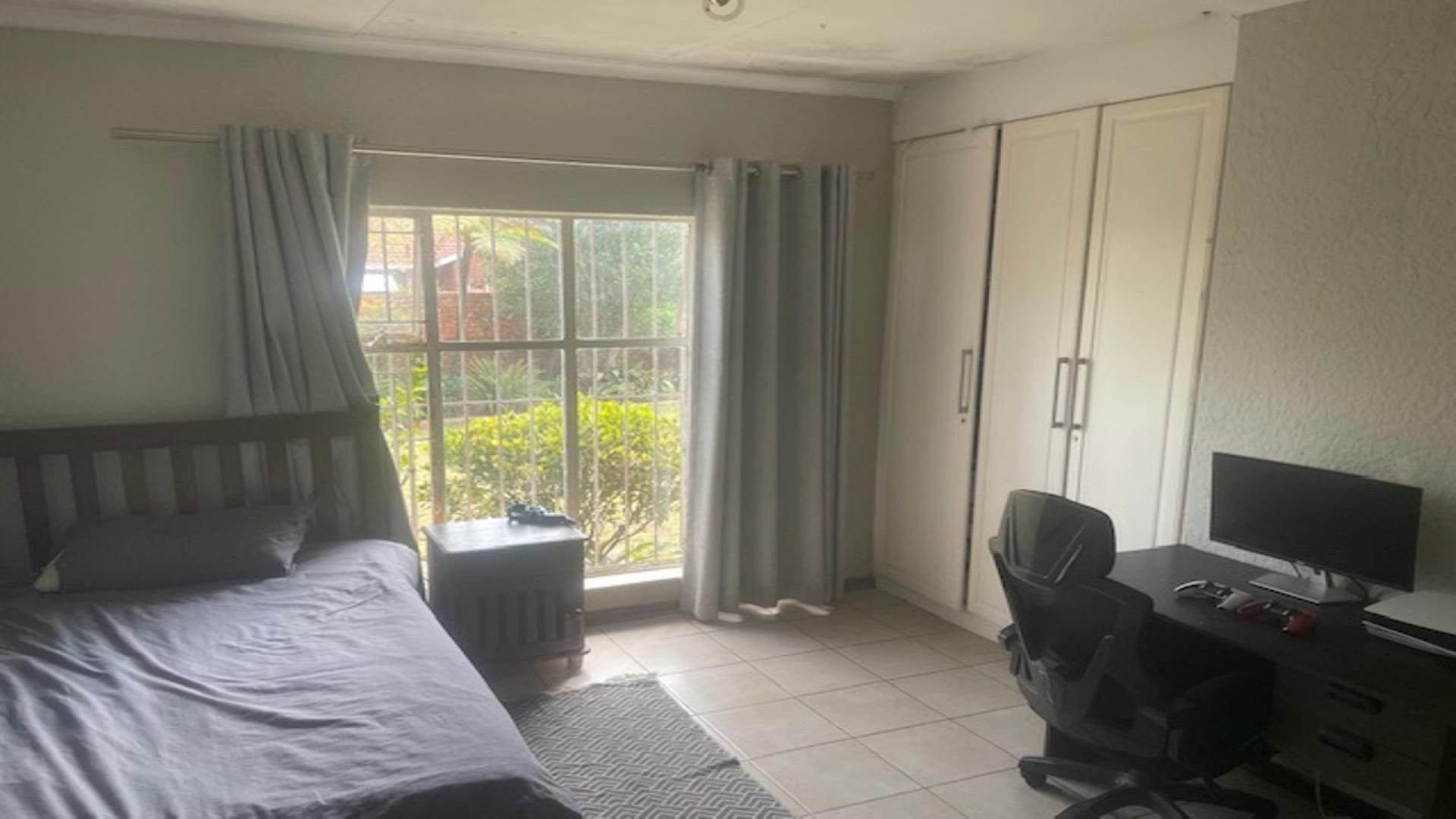 Bed Room 1 of property in Birchleigh North