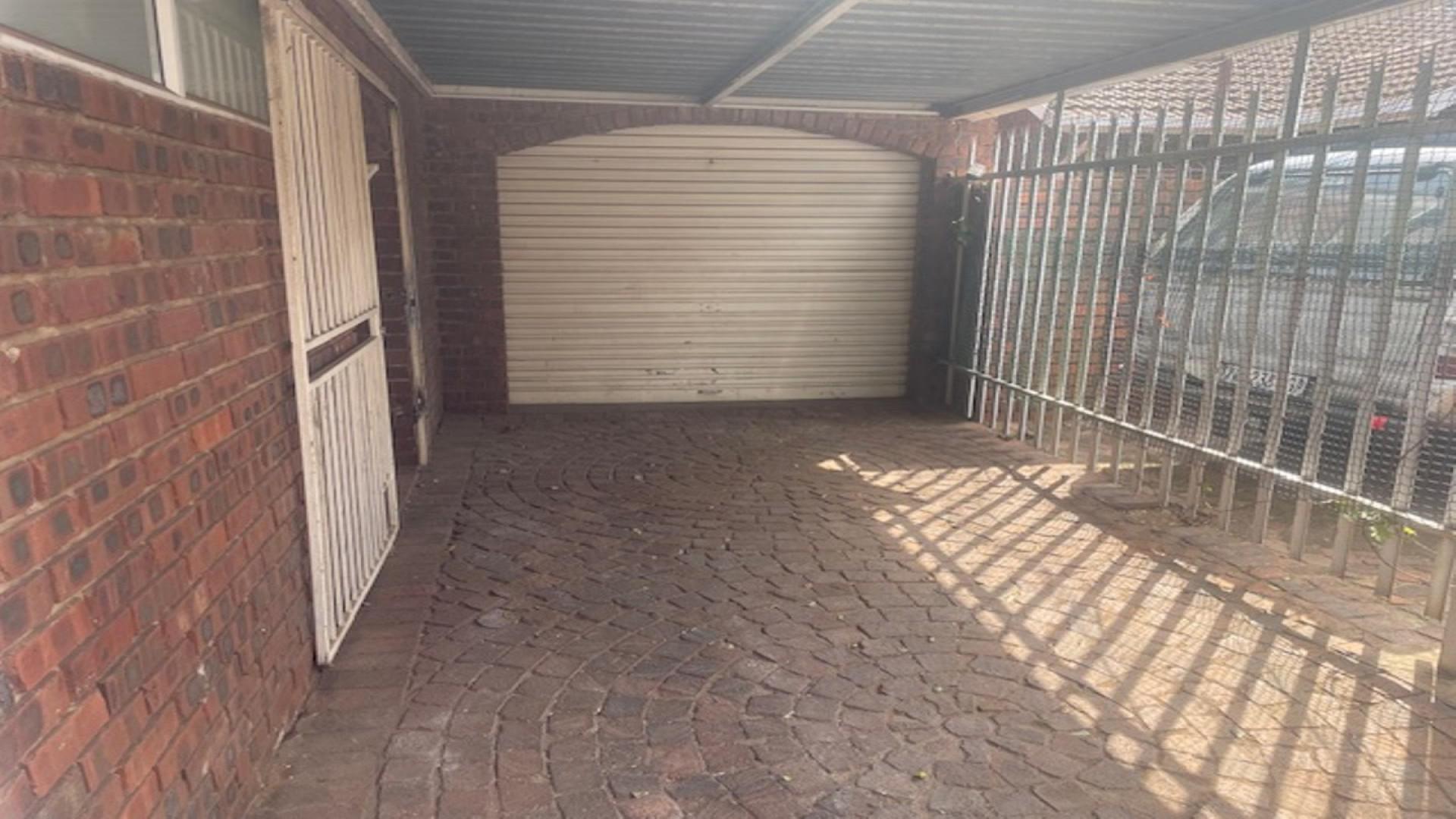Garage of property in Birchleigh North