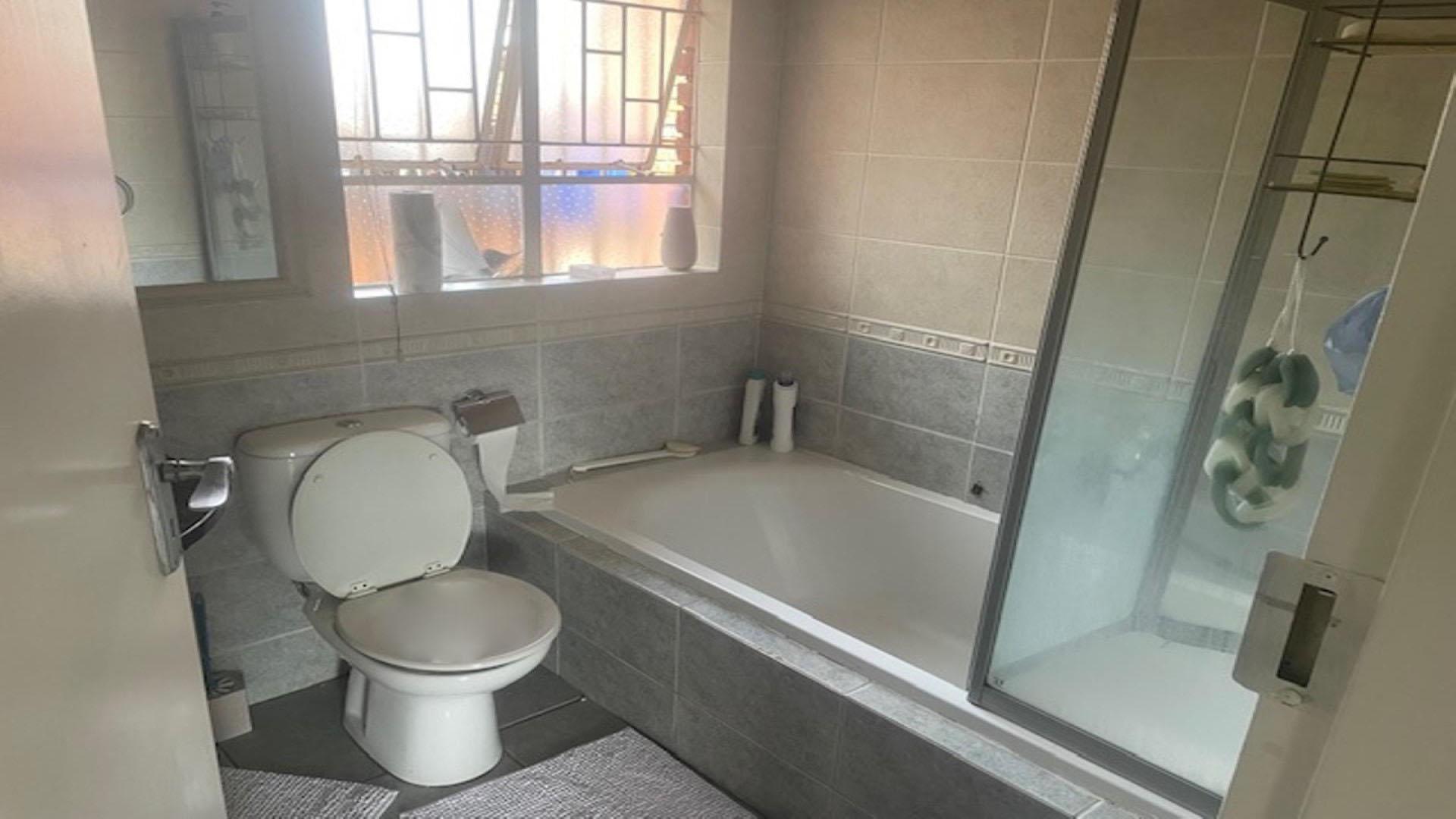 Bathroom 1 of property in Birchleigh North