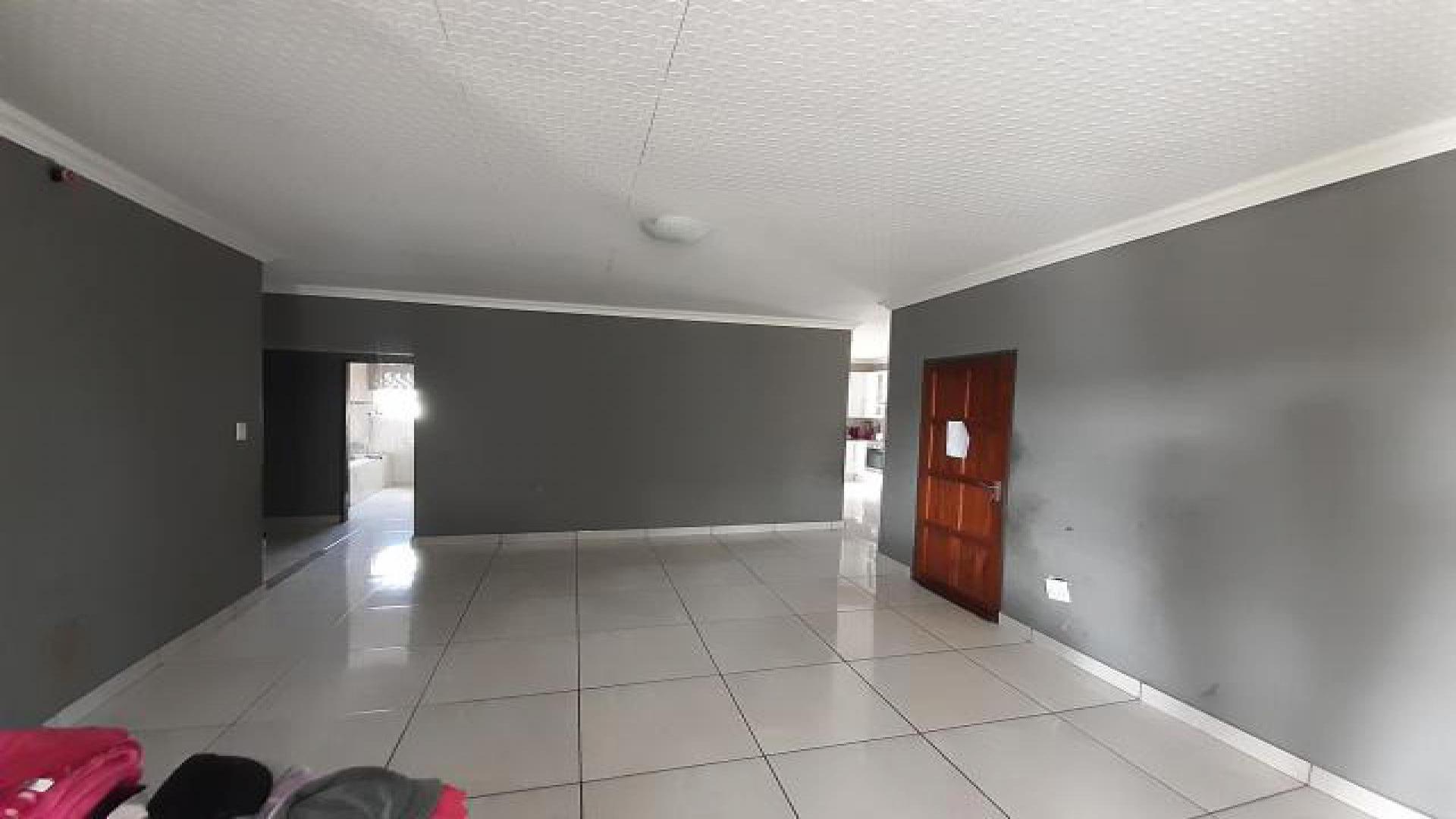 Lounges - 23 square meters of property in Culturapark