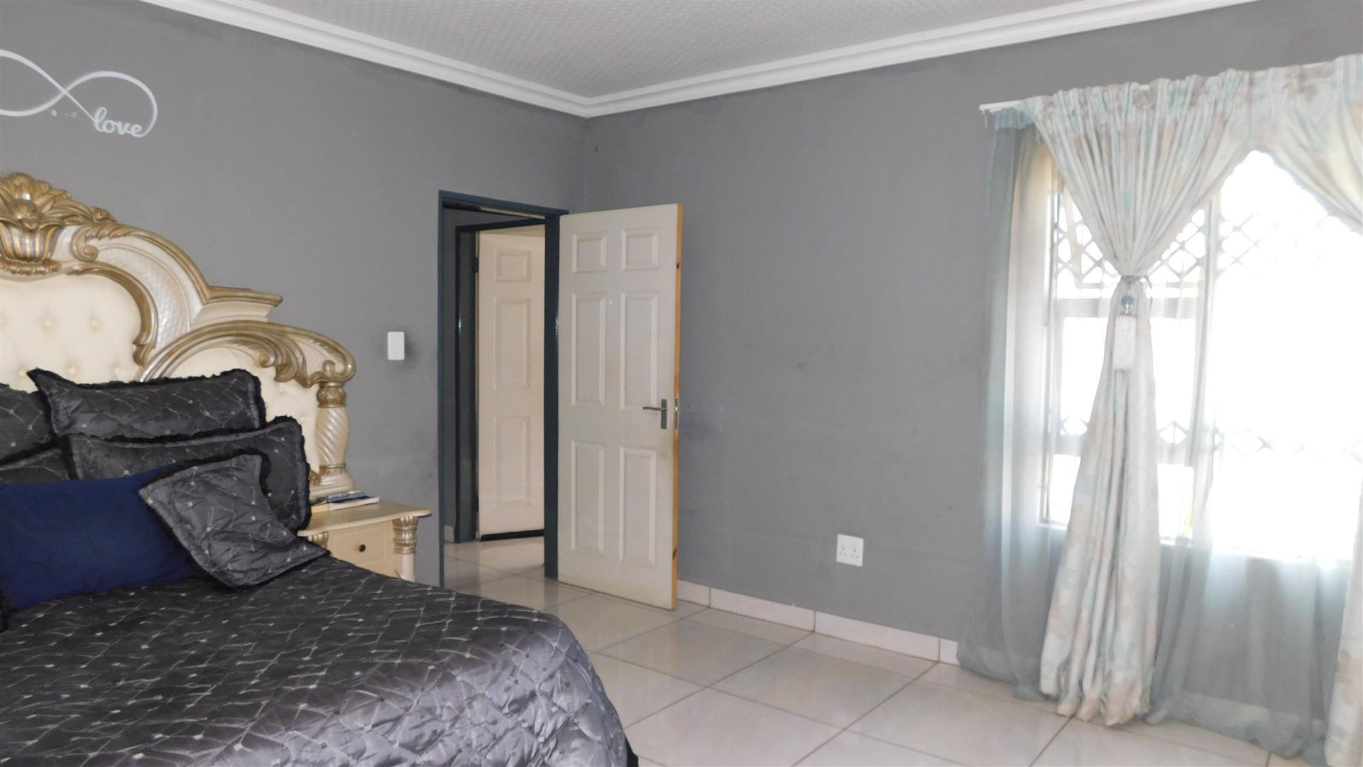 Bed Room 1 - 14 square meters of property in Culturapark