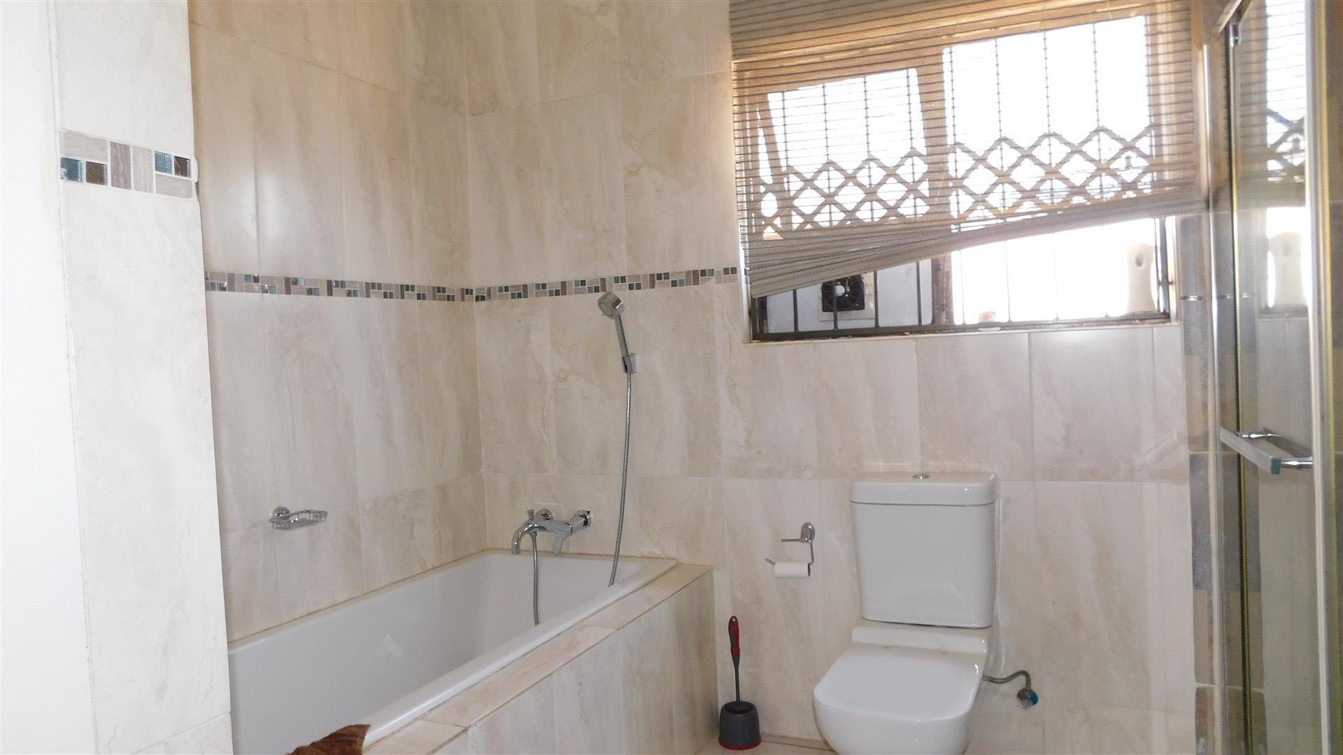 Bathroom 1 - 11 square meters of property in Culturapark